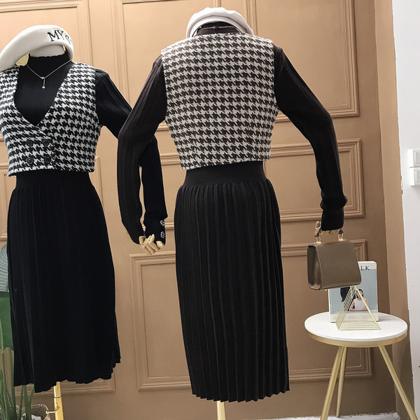 Rochie de dama cu guler polo si maneci lungi + vesta in carouri