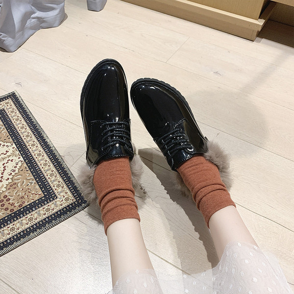 Fényes női alkalmi cipő puha béléssel, fekete színben