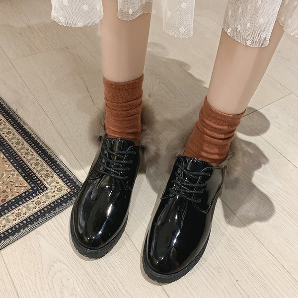 Fényes női alkalmi cipő puha béléssel, fekete színben