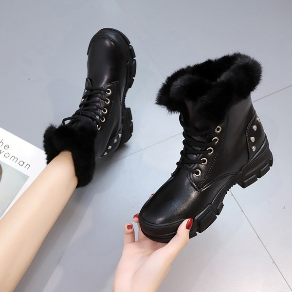 Női téli csizma puha béléssel, fekete-fehér színben