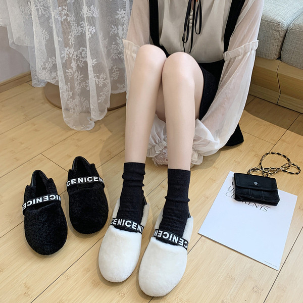 Papuci de puf de damă cu talpă plată în alb-negru