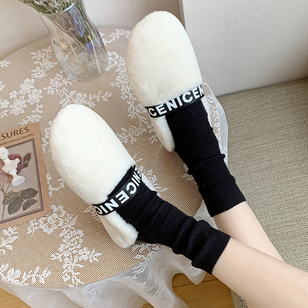 Papuci de puf de damă cu talpă plată în alb-negru