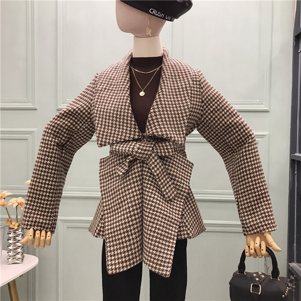 Palton de damă în carouri cu curea de culoare maro și negru