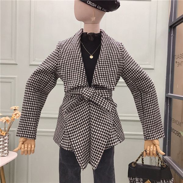 Palton de damă în carouri cu curea de culoare maro și negru