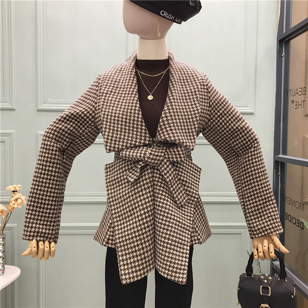 Palton de damă în carouri cu curea de culoare maro și negru