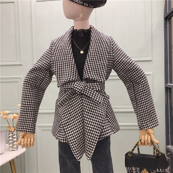 Palton de damă în carouri cu curea de culoare maro și negru