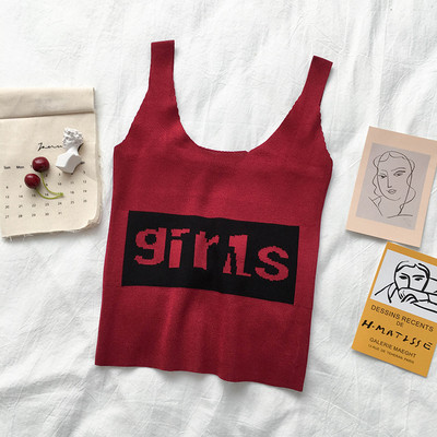 Napi női felső három színben, felirattal és V-nyakkal