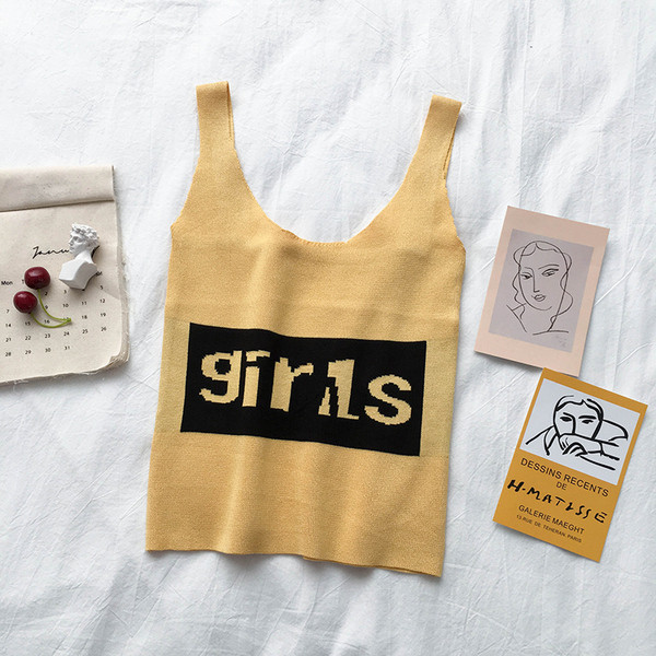 Napi női felső három színben, felirattal és V-nyakkal