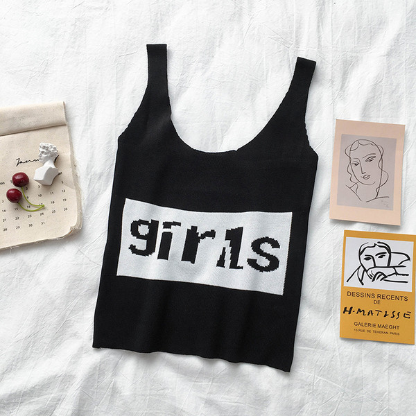 Napi női felső három színben, felirattal és V-nyakkal