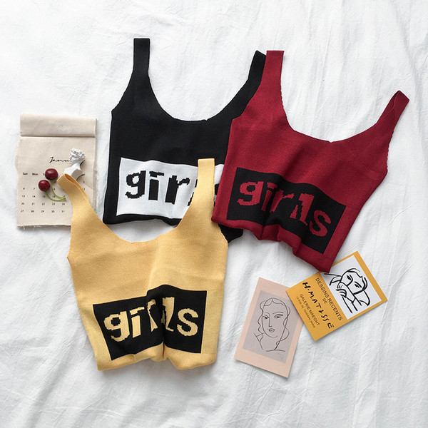 Napi női felső három színben, felirattal és V-nyakkal