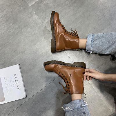 Eko bőrből készült alkalmi női csizma fekete és barna fűzővel