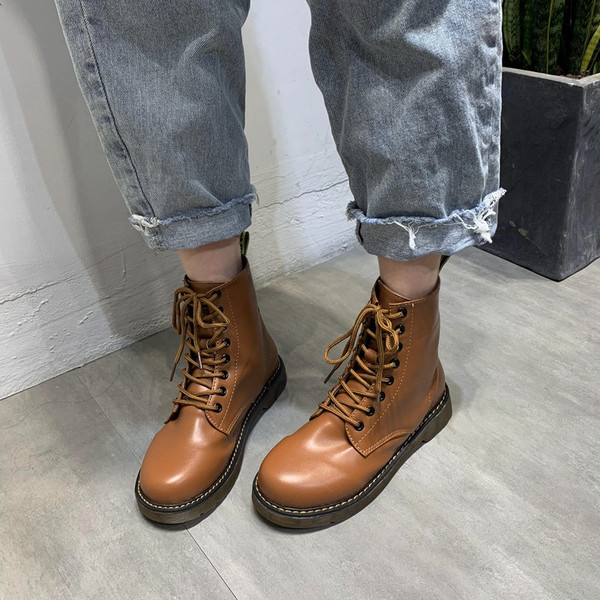 Eko bőrből készült alkalmi női csizma fekete és barna fűzővel