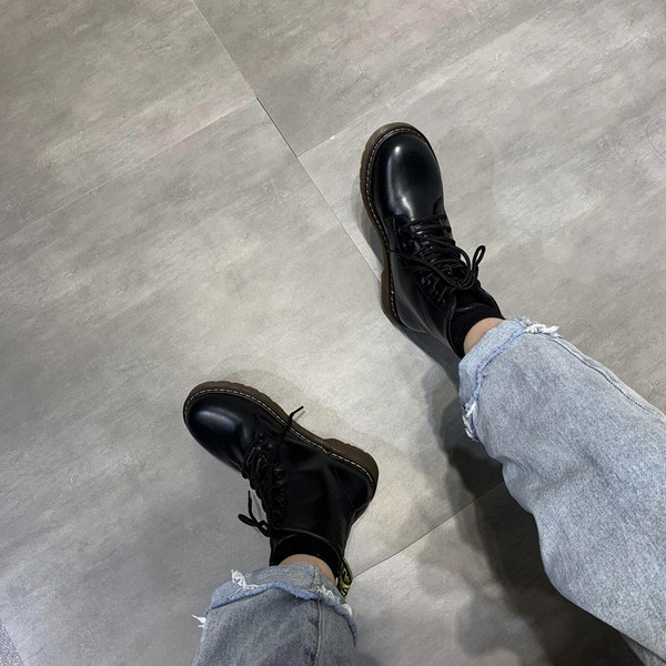 Eko bőrből készült alkalmi női csizma fekete és barna fűzővel