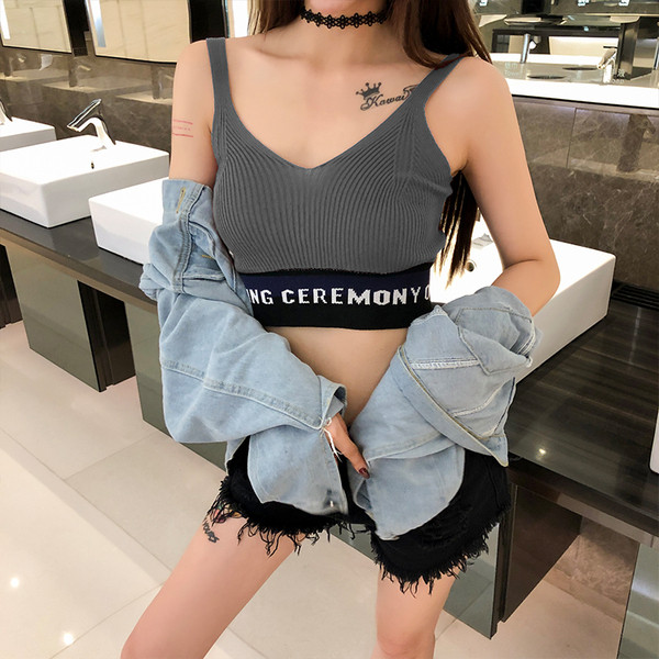 Női sportmelltartó négy színben, felirattal és V-nyakkal