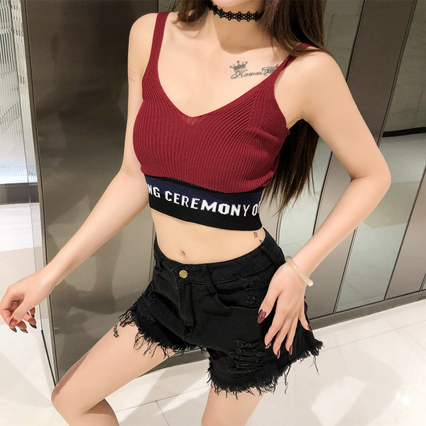 Női sportmelltartó négy színben, felirattal és V-nyakkal