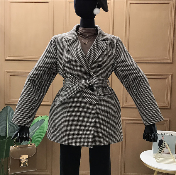 Palton de dama in carouri model nou cu centura, buzunare si nasturi in negru si maro