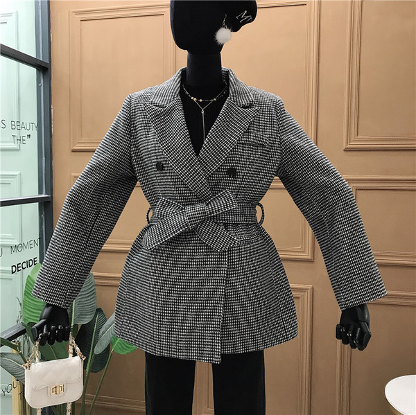 Palton de dama in carouri model nou cu centura, buzunare si nasturi in negru si maro