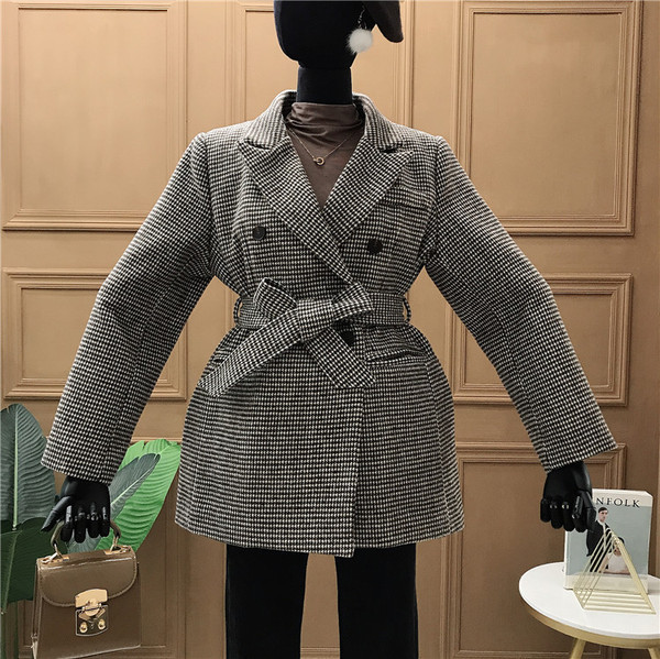 Palton de dama in carouri model nou cu centura, buzunare si nasturi in negru si maro