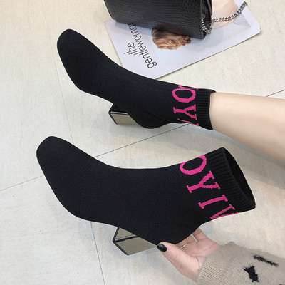 Modern női zoknis csizma 6 cm sarokkal, színes felirattal