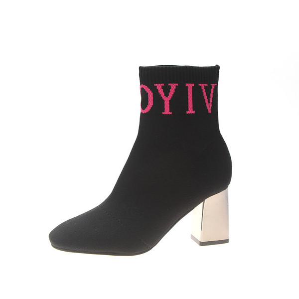 Modern női zoknis csizma 6 cm sarokkal, színes felirattal