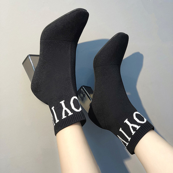 Modern női zoknis csizma 6 cm sarokkal, színes felirattal