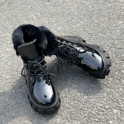 Stílusos női csizma magas durva talppal, télre is alkalmas