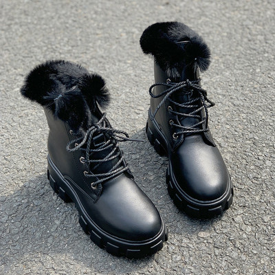 Stílusos női csizma magas durva talppal, télre is alkalmas