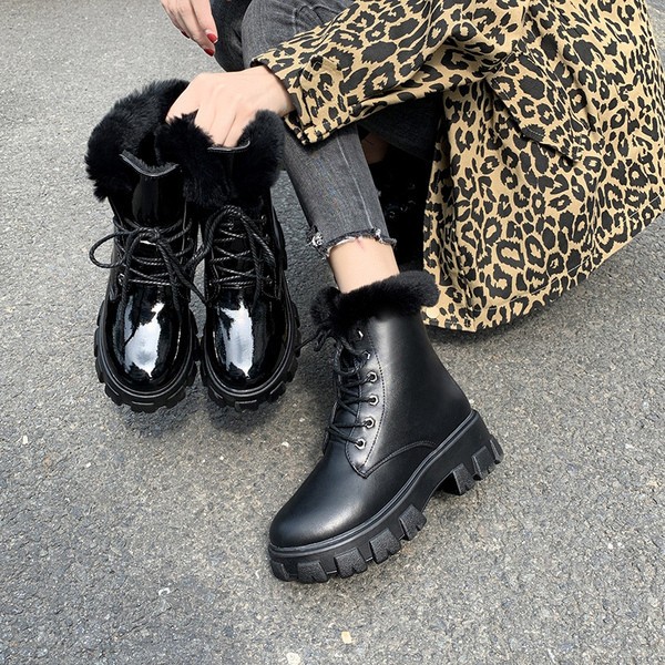 Stílusos női csizma magas durva talppal, télre is alkalmas