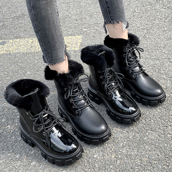 Stílusos női csizma magas durva talppal, télre is alkalmas