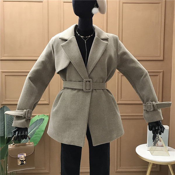 Modern női kabát övvel fekete, szürke, barna és bézs színben