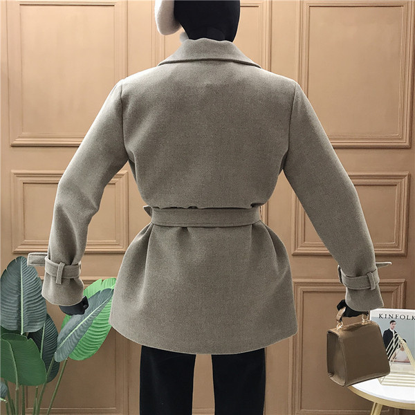 Modern női kabát övvel fekete, szürke, barna és bézs színben