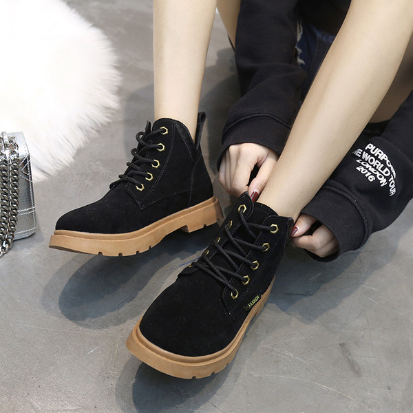 Öko velúrból készült női alkalmi csizma bézs, barna és fekete fűzővel