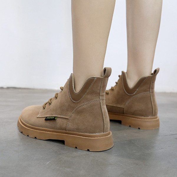 Öko velúrból készült női alkalmi csizma bézs, barna és fekete fűzővel