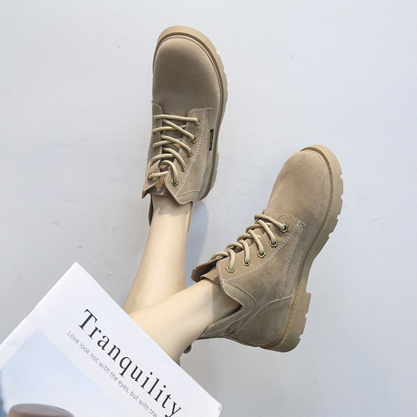 Öko velúrból készült női alkalmi csizma bézs, barna és fekete fűzővel