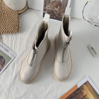 Modern bőrcsizma cipzárral és lapos talppal