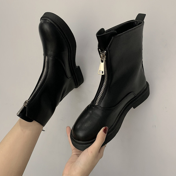 Modern bőrcsizma cipzárral és lapos talppal