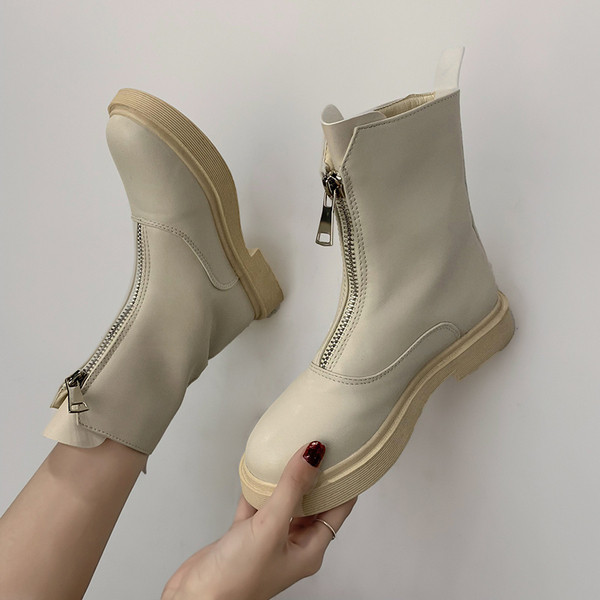 Modern bőrcsizma cipzárral és lapos talppal