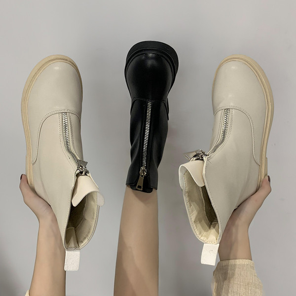 Modern bőrcsizma cipzárral és lapos talppal