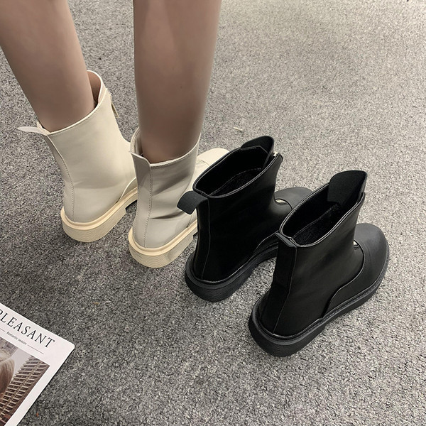 Modern bőrcsizma cipzárral és lapos talppal