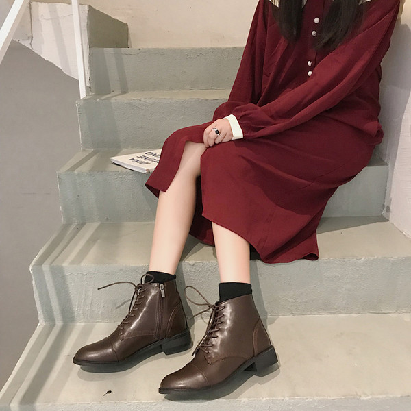 Női alkalmi csizma fűzős barna és fekete színben, öko bőrből