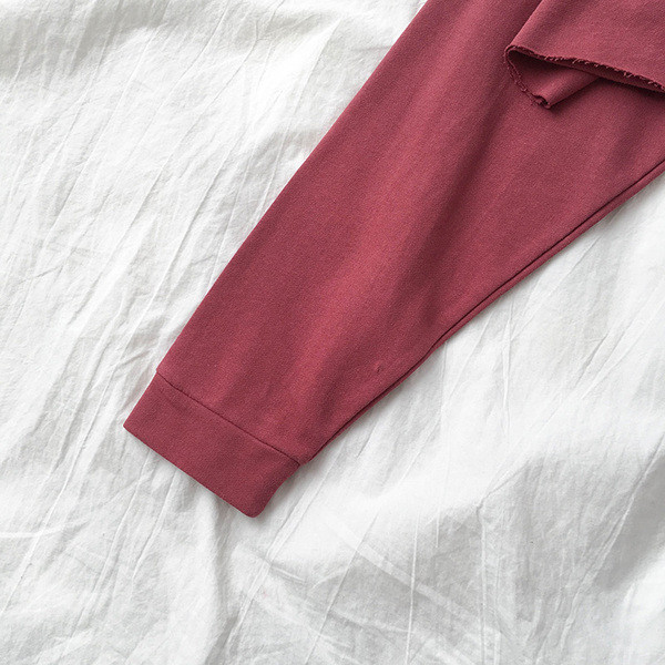 Bluză scurtă de damă în patru culori cu inscripție și mâneci lungi