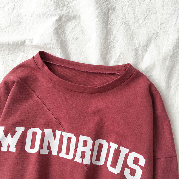 Bluză scurtă de damă în patru culori cu inscripție și mâneci lungi