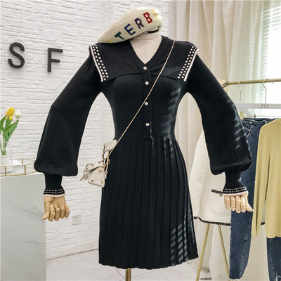 Női kötött ruha gombokkal és spitz nyakkivágással fekete, piros és bézs színben