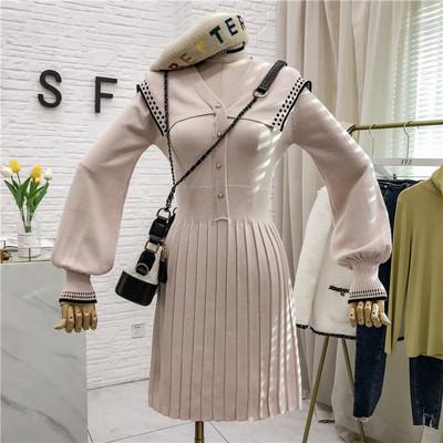 Női kötött ruha gombokkal és spitz nyakkivágással fekete, piros és bézs színben