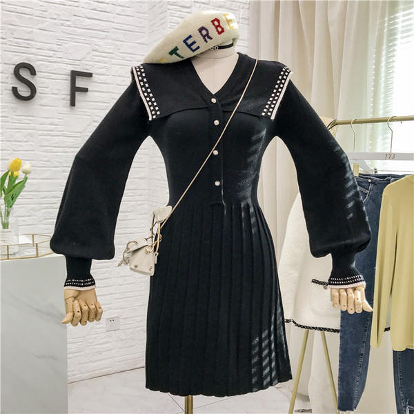 Női kötött ruha gombokkal és spitz nyakkivágással fekete, piros és bézs színben