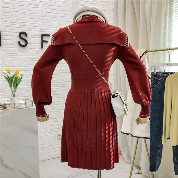 Női kötött ruha gombokkal és spitz nyakkivágással fekete, piros és bézs színben