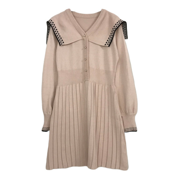 Női kötött ruha gombokkal és spitz nyakkivágással fekete, piros és bézs színben