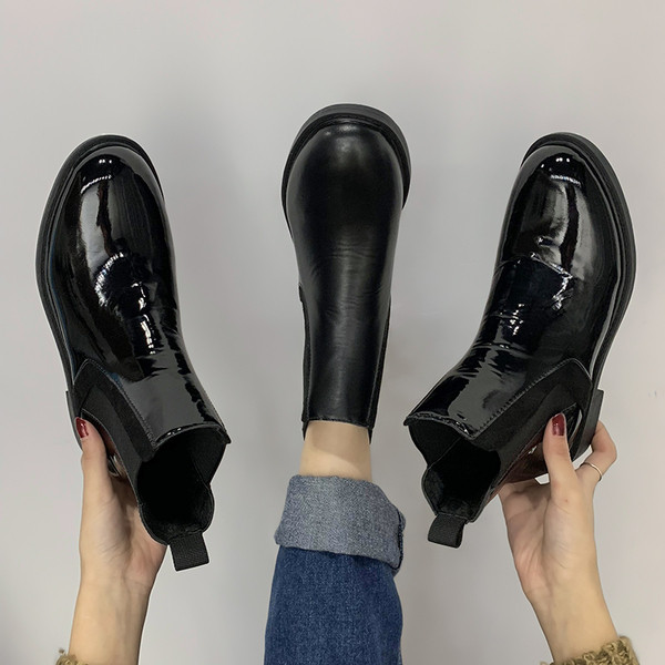 Cizme de dama din piele lacuita neagra cu talpa plata - doua modele