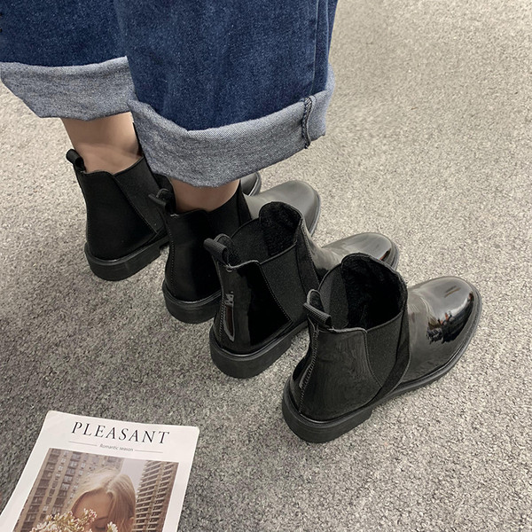 Cizme de dama din piele lacuita neagra cu talpa plata - doua modele