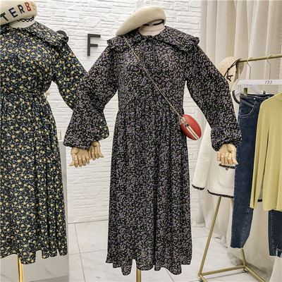 Modern női ruha virágos motívumokkal és gombokkal fekete, zöld és bézs színben